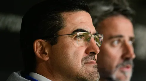 El entrenador de los cementeros sigue sin explicar por qué prefiere jugar con línea de cinco.