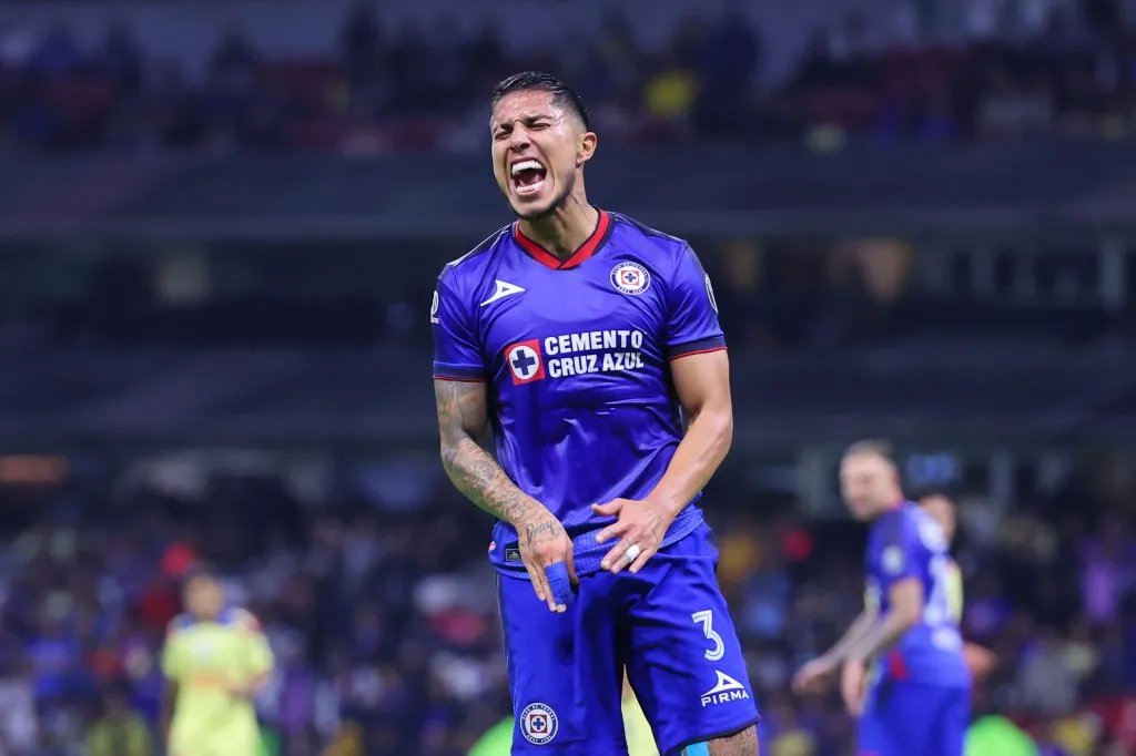 Carlos Salcedo no estaría disponible para el Cruz Azul vs. Pumas (Imago 7)