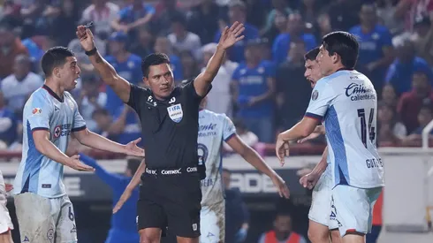 El analista arbitral vio penal claro en una de las jugadas más polémicas del duelo entre cementeros y rayos.