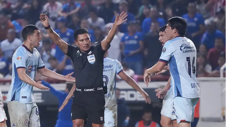 El analista arbitral vio penal claro en una de las jugadas más polémicas del duelo entre cementeros y rayos.