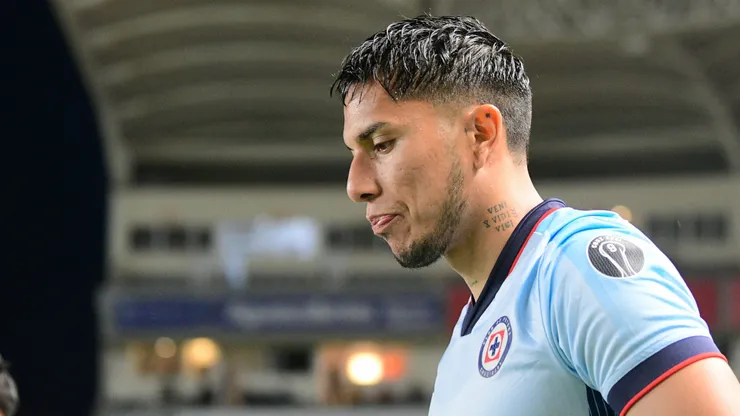 Carlos Salcedo salió lesionado ante Necaxa.