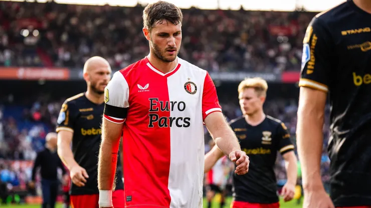 Santiago Giménez no pudo convertir contra el Twente