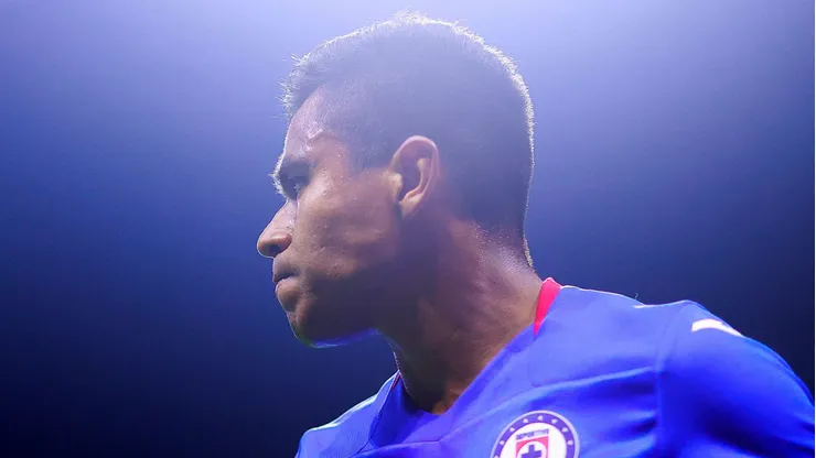 El defensor mexicano reaparición en redes sociales después de que rescindiera su contrato con los cementeros a principios de esta temporada.