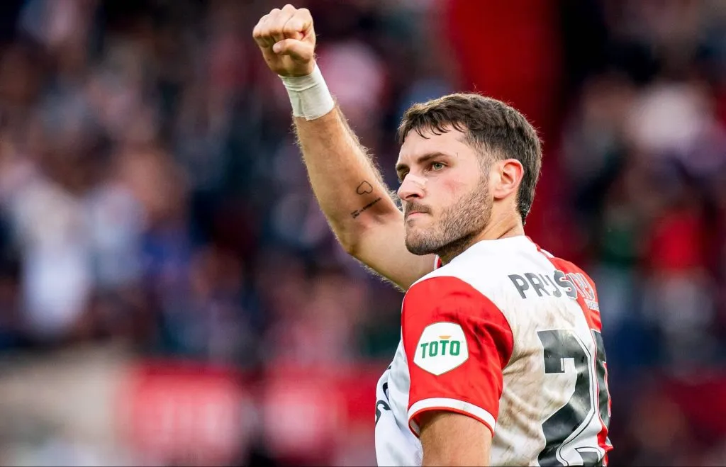 Santiago Giménez suma 10 goles en la Eredivisie