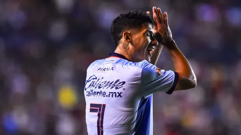 El delantero mexicano tiene un estilo peculiar que no convence a nadie.