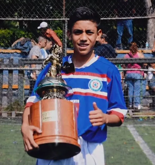 Omar Campos con una playera de Cruz Azul