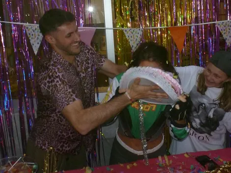 Se manchó y hay video: el pastelazo de Santi a su novia por su cumpleaños