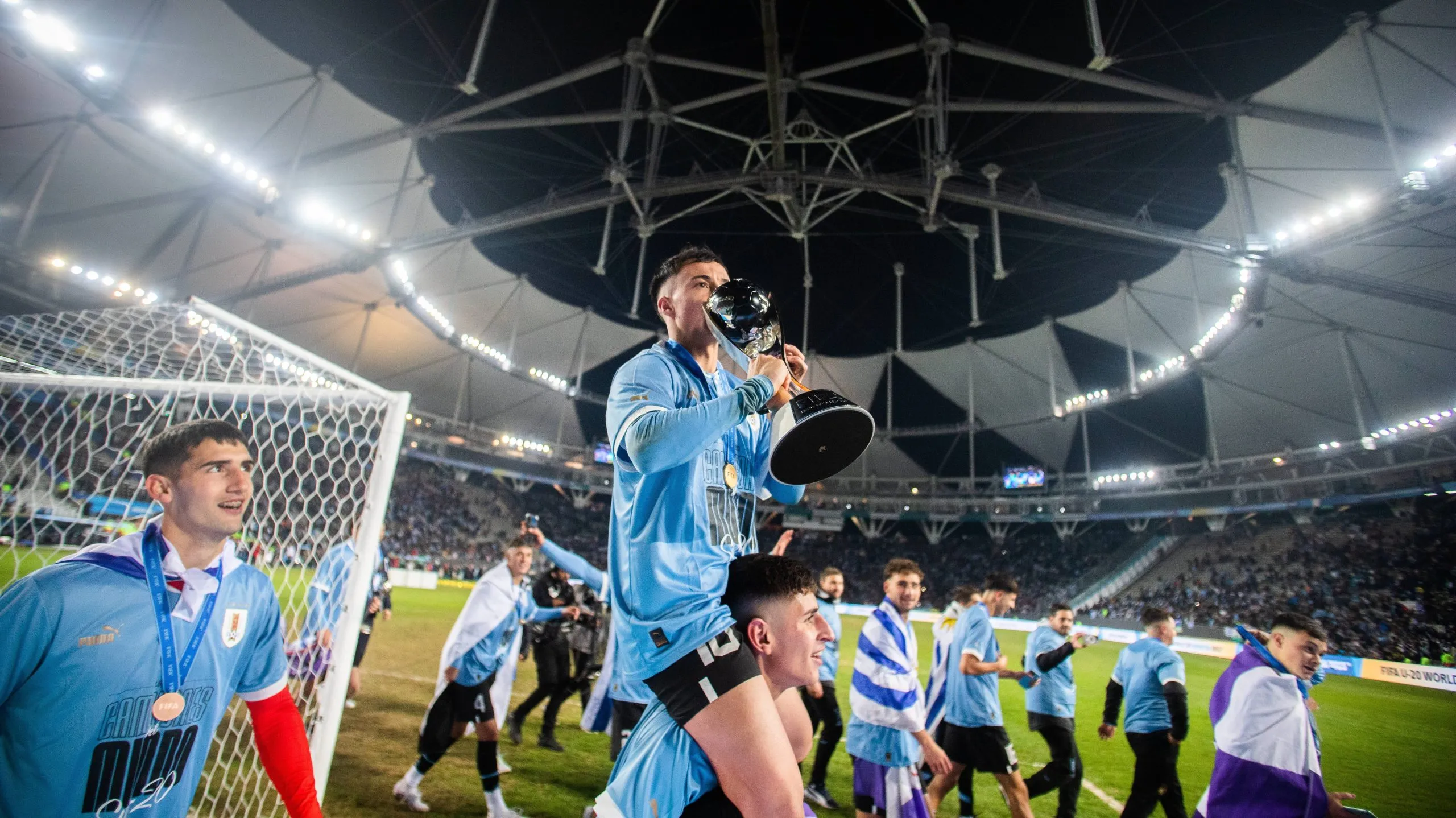 Franco González con el trofeo de campeón mundial Sub 20. (IMAGO)