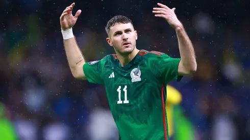 Santi Giménez anotó un penal con México.