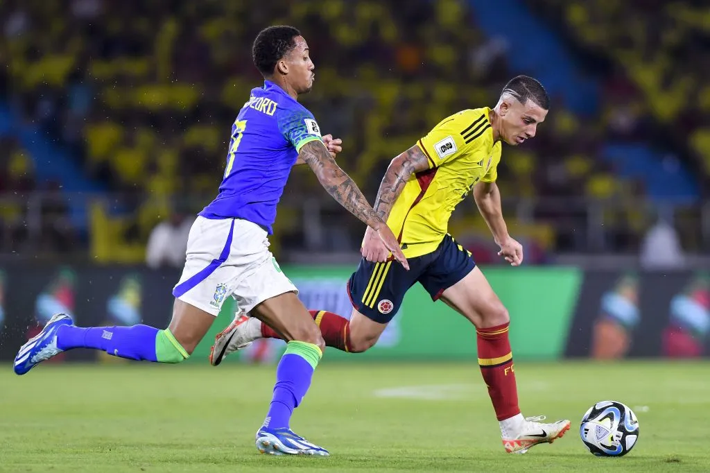 Raphina intenta quitársela a Castaño. (Getty Images)