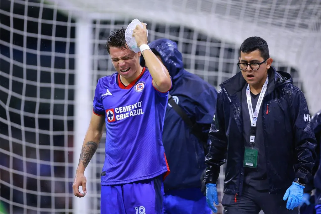 Huescas salió de la cancha con aparente dolor. (Foto: Imago7)