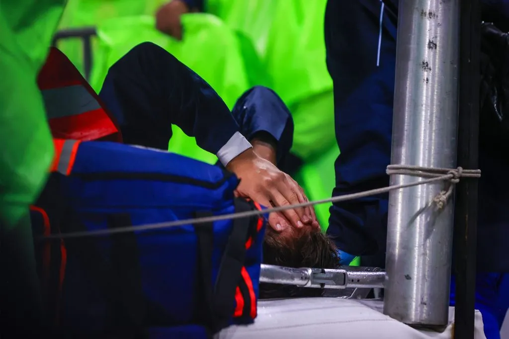 Así se retiraba Rodrigo Huescas de la cancha. (Imago 7)