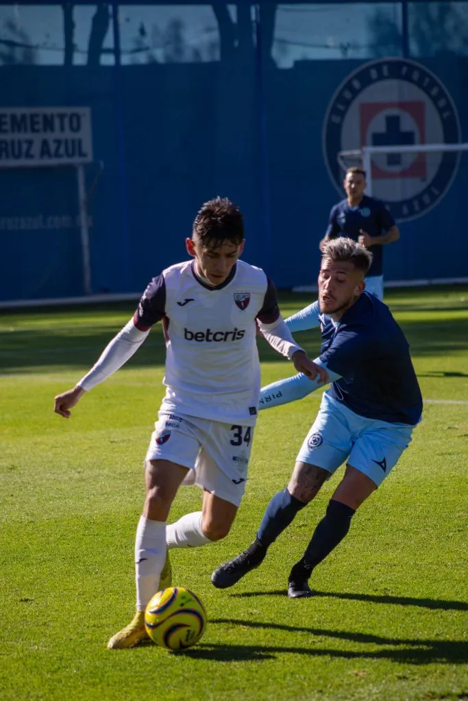 Gonzalo Piovi disputando un balón ante un jugador rival (X Atlante)
