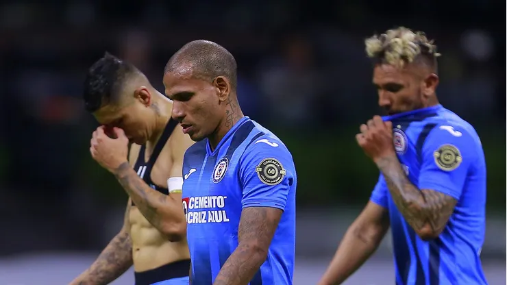 CIUDAD DE MEXICO, MEXICO - SEPTIEMBRE 16: (I-D) Julio Cesar Dominguez, Romulo Otero y Walter Montoya y Cruz Azul en lamento durante el juego de vuelta de las Semifinales de la Liga de Campeones de CONCACAF 2021, en el Estadio Azteca el 16 de Septiembre de 2021 en la Ciudad de Mexico, Mexico. (Foto: Mauricio Salas/JAM MEDIA)