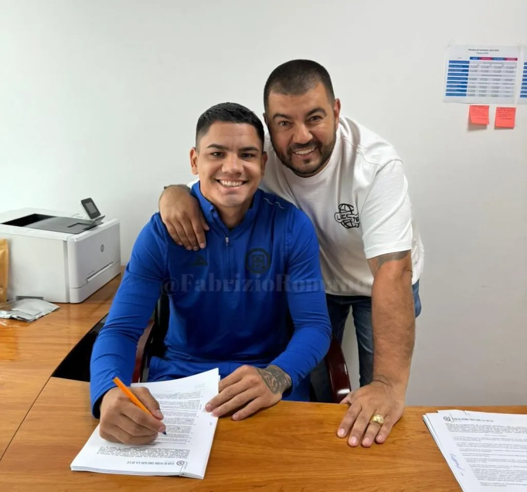 Toro Fernández ya lució los colores de Cruz Azul. (Foto: @FabrizioRomano)