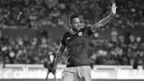 El mediocampista mexicano no cuenta para el club pero tampoco se ha encontrado solución para su salida.