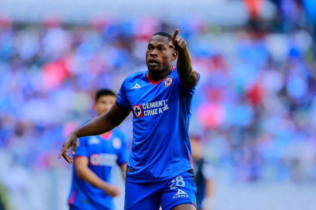Diber Cambindo, delantero colombiano de Cruz Azul.