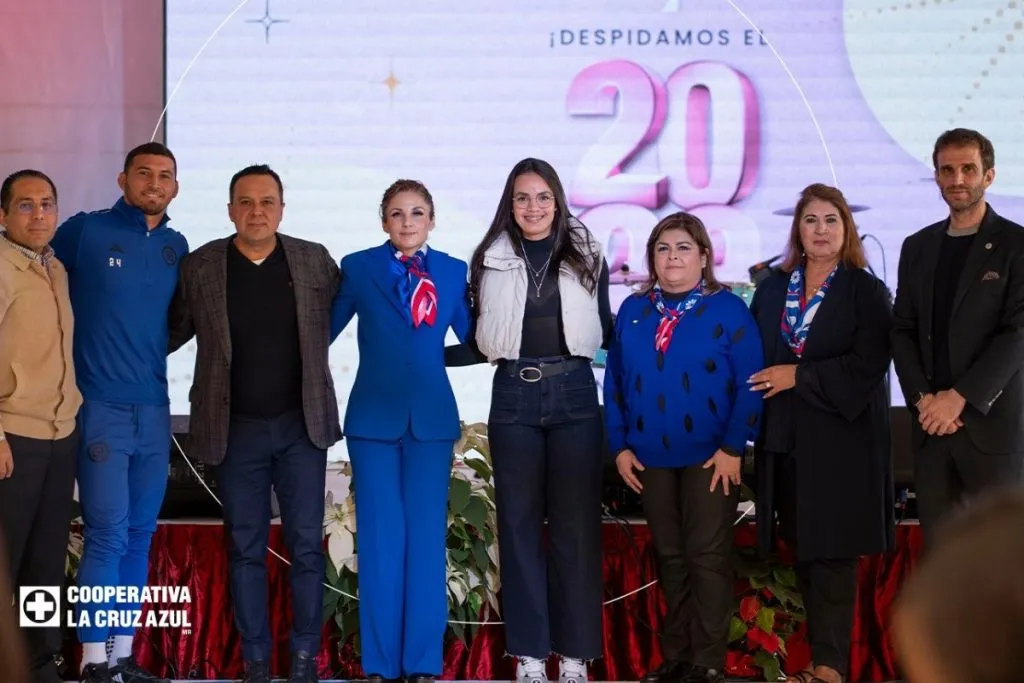 Iván Alonso (derecha) presente en eventos oficiales de Cruz Azul. (Imagen tomada de X)