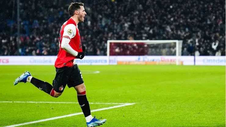 El interncional mexicano escribió su nombre en letras doradas en el campeonato de los Países Bajos. Superó un récord que había impuesto el goleador uruguayo.