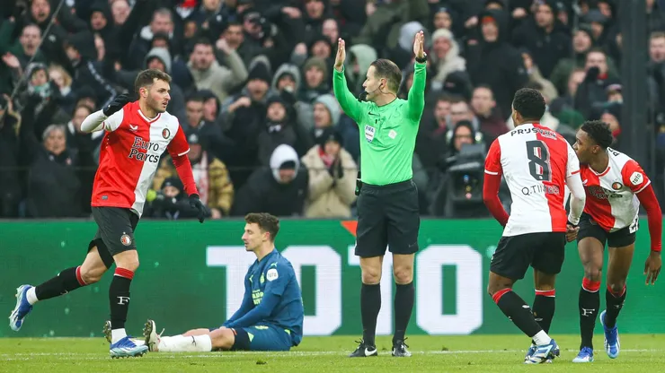Gol de Santi Giménez en el Feyenoord vs. PSV.