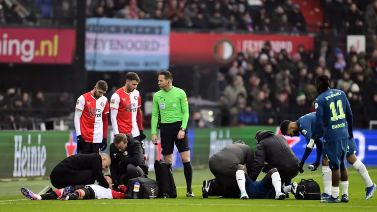 Fuerte choque entre defensores de Feyenoord y PSV.