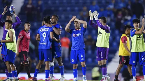 Futbolistas del plantel mostraron su apoyo público al director deportivo minutos después del incidente.