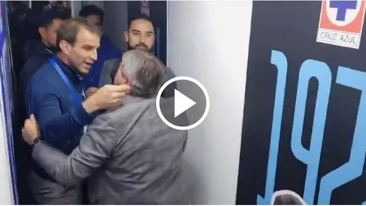 Iván Alonso y Miguel Herrera protagonizaron un final caliente en el Azul