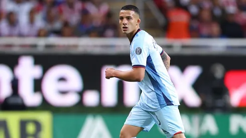 El mediocampista colombiano ya posó con los colores de su nuevo club en Rusia.