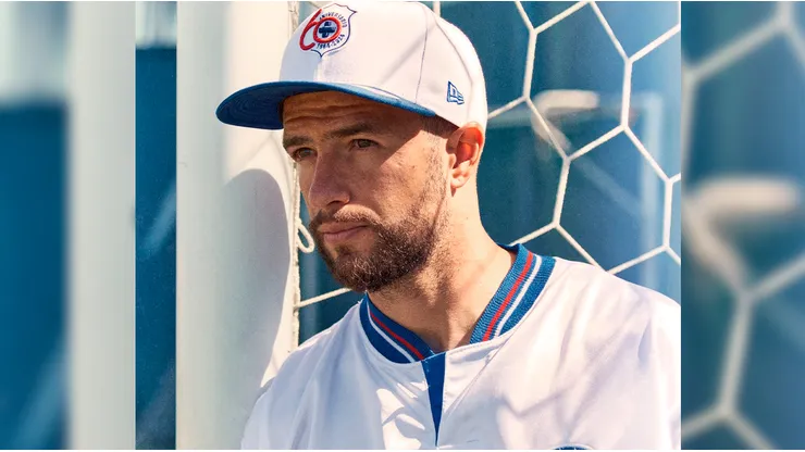 Rivero posó con la nueva gorra de New Era.