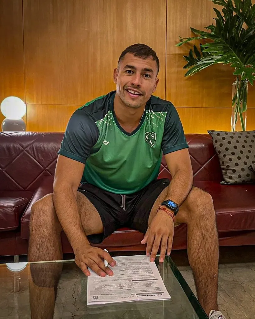 Iván Morales en la firma de su contrato (Sarmiento)