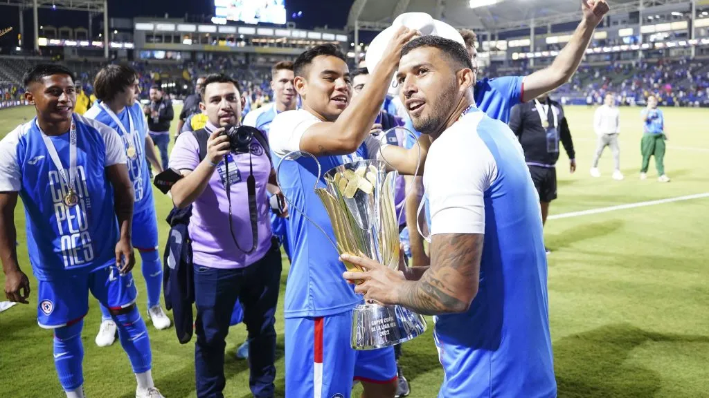 El Campeón de Campeones, el último trofeo que alzó Escobar con Cruz Azul. (Imago 7)