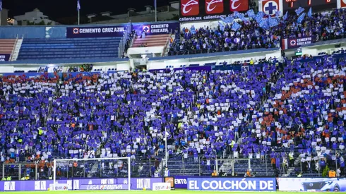 La afición de Cruz Azul explotó el Estadio Azul en la J1.