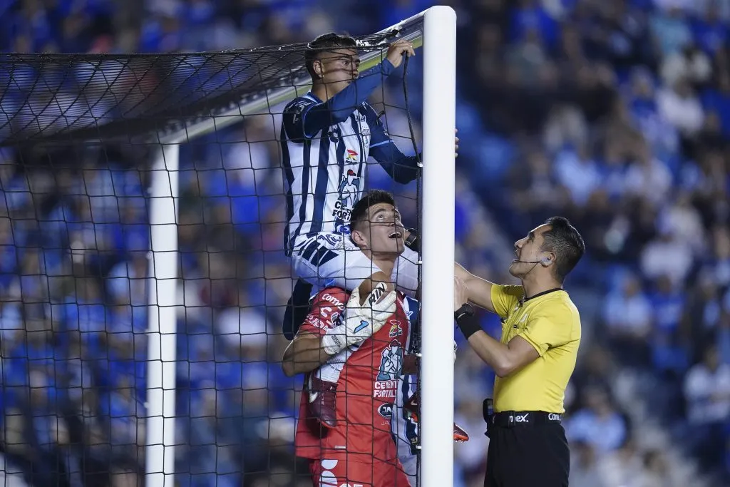 Chiquito Sánchez intenta remendar la malla desprendida