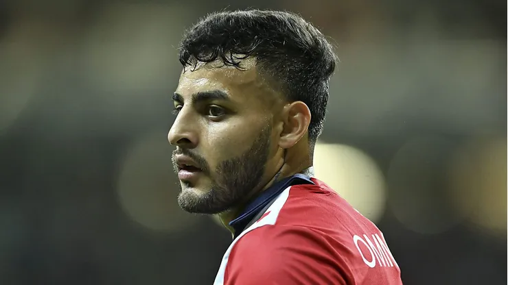 El ex jugador de los cementeros apoyó públicamente al delantero de Chivas después de que éste fuera apartado del equipo rojiblanco.