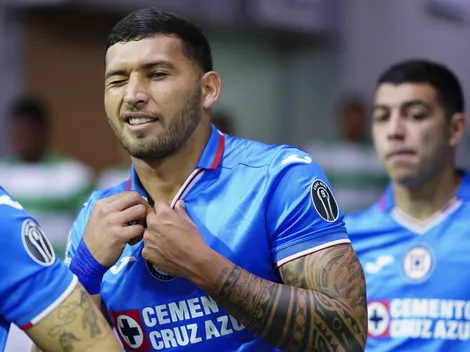 Juan Escobar posó con una playera histórica de Cruz Azul