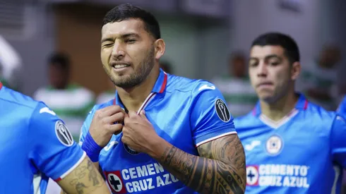 Juan Escobar posó con un jersey histórico de Cruz Azul