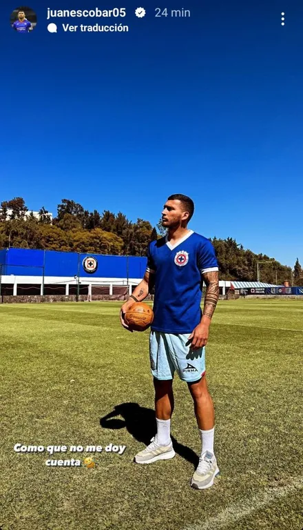 Juan Escobar posó con un jersey histórico de Cruz Azul (@juanescobar05)