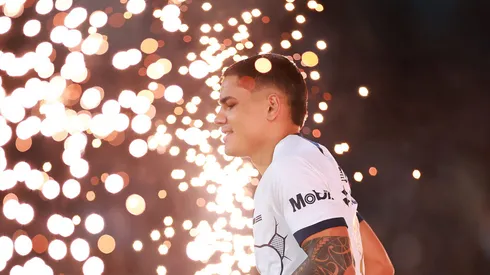 El delantero uruguayo debutó con gol con los cementeros y la afición de Pumas le pasó factura.