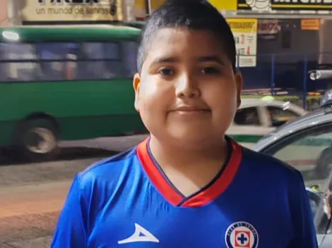 La imagen de José Armando posando con la playera de Cruz Azul