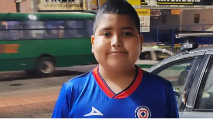 La imagen de José Armando posando con la playera de Cruz Azul