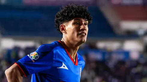 Uriel Antuna, en modo solidario tras entrenar con Cruz Azul.