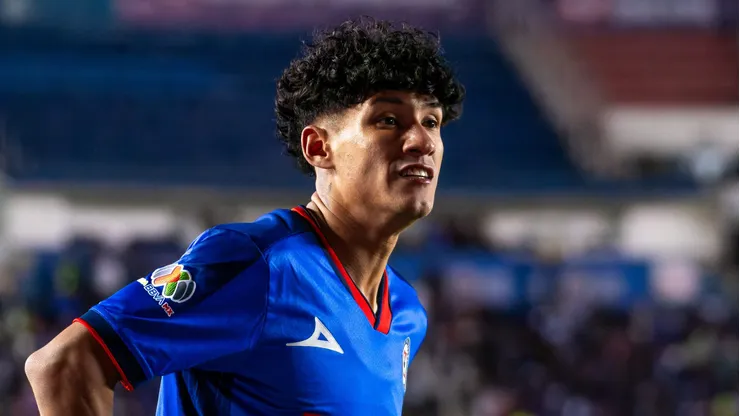 Uriel Antuna, en modo solidario tras entrenar con Cruz Azul.
