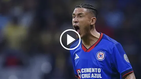 Uriel Antuna, en protesta durante el Clásico Joven.