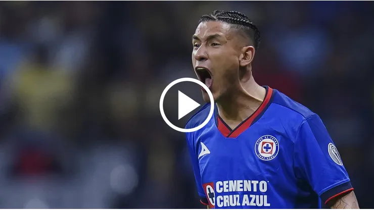 Uriel Antuna, en protesta durante el Clásico Joven.