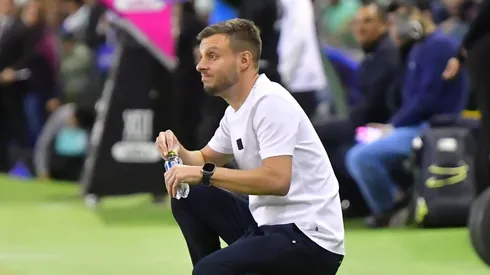 El periodista y relator se rindió ante el estratega argentino y utilizó a un ex jugador de Cruz Azul para explicar su punto.