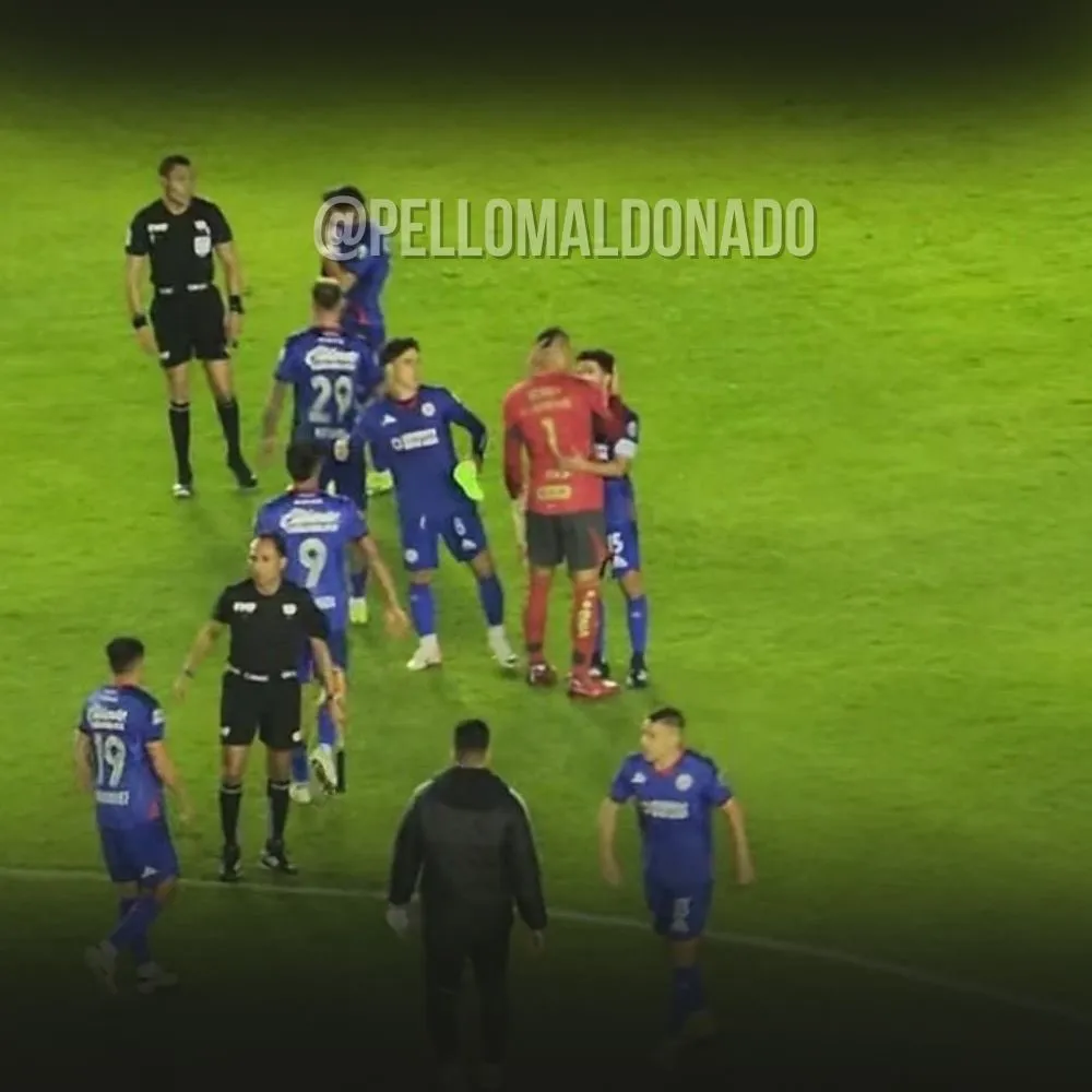 Nahuel Guzmán se acercó a Nacho Rivero. (Foto: @Pellomaldonado)