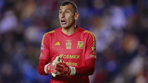 Nahuel Guzmán y el gesto con Nacho Rivero.