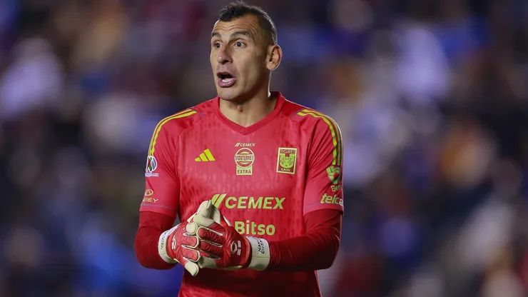 Nahuel Guzmán y el gesto con Nacho Rivero.