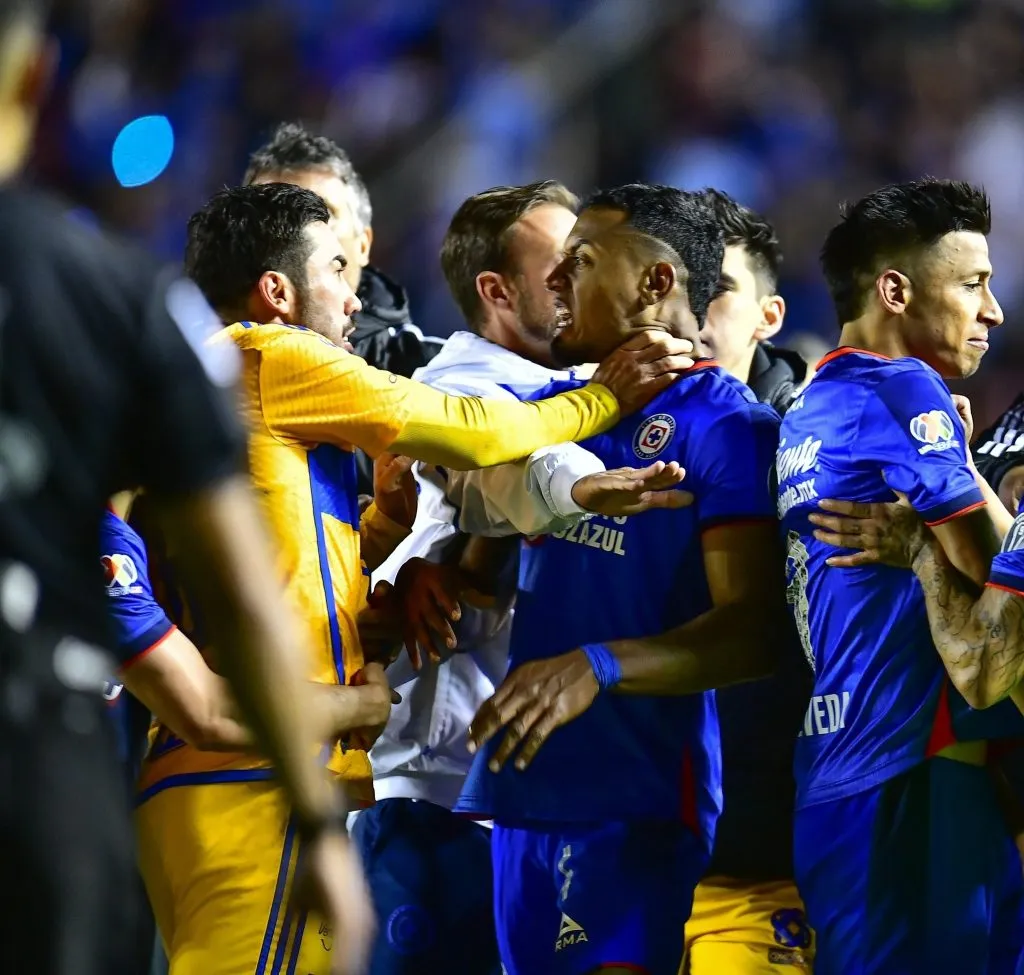 Vigón ahorcó a Ditta. (Foto: @Ruben_Beristain)