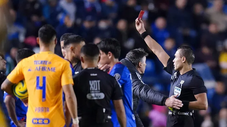 Willer Ditta fue expulsado en el duelo contra Tigres.